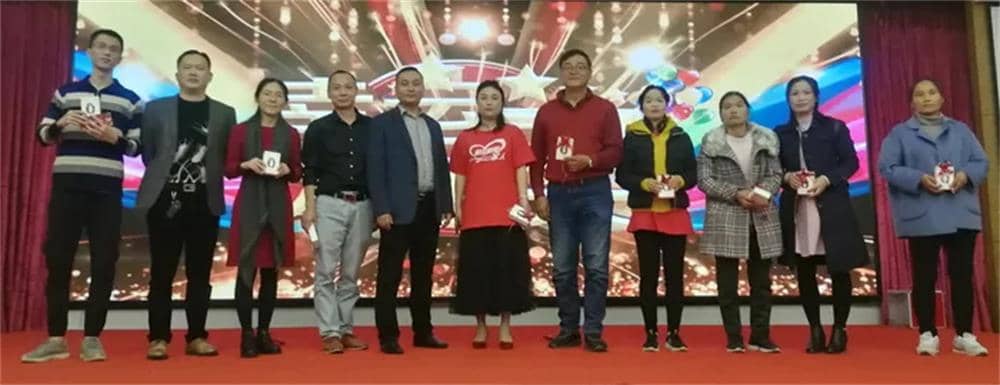 水上樂園設(shè)備廠家優(yōu)秀員工合影
