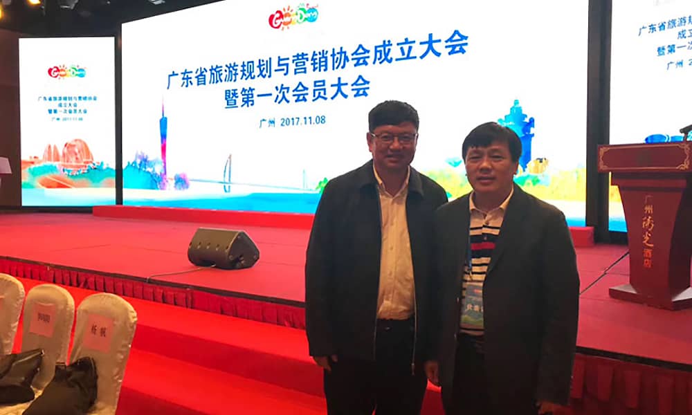 廣東省旅游規劃與營銷協會會長保繼剛（左）與海森文旅總裁王峰（右）合影