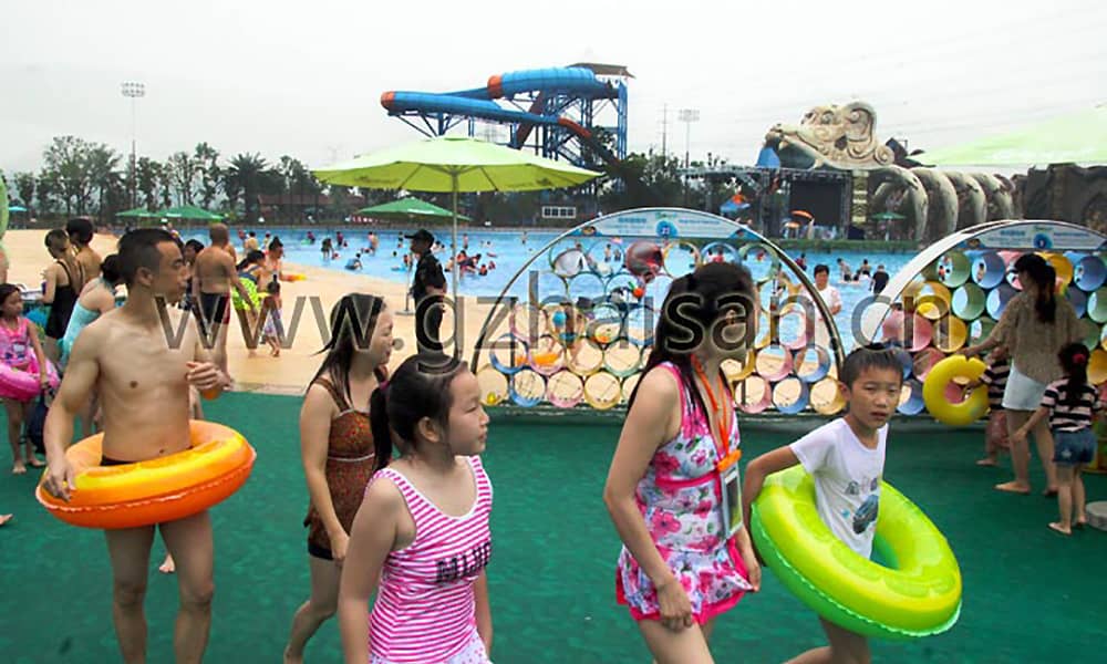 蘇州樂園森林水世界海浪池旁